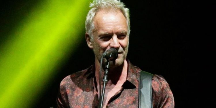 İngiliz şarkıcı Sting, izleyiciyi demokrasiye karşı tehditler konusunda uyardı