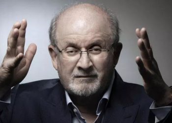 İngiliz yazar Salman Rüşdi, saldırıya uğradı