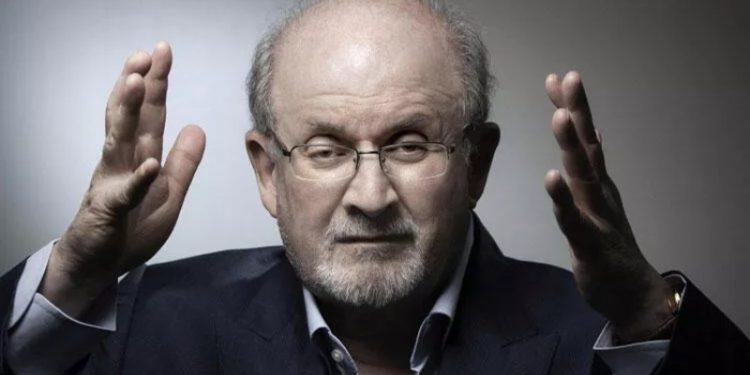 İngiliz yazar Salman Rüşdi, saldırıya uğradı