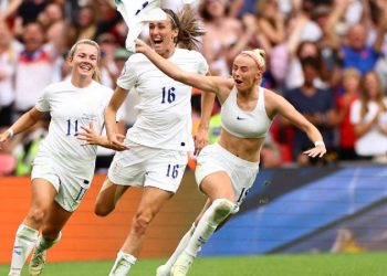 İngiltere'de 50 yıl yasaklı kalan kadın futbolu zirveye nasıl ulaştı?