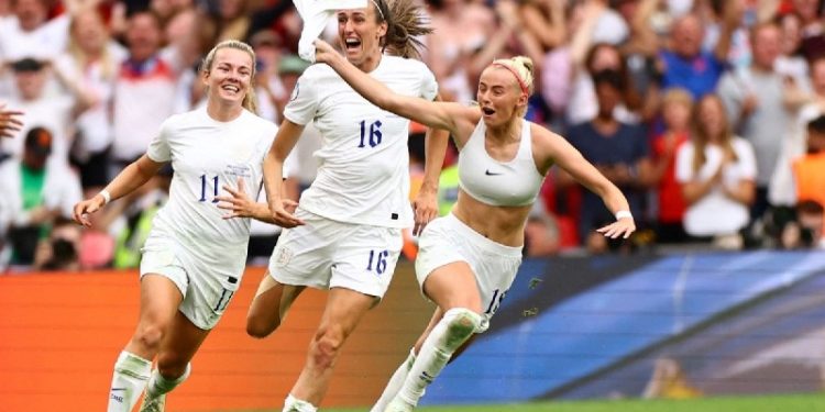 İngiltere'de 50 yıl yasaklı kalan kadın futbolu zirveye nasıl ulaştı?