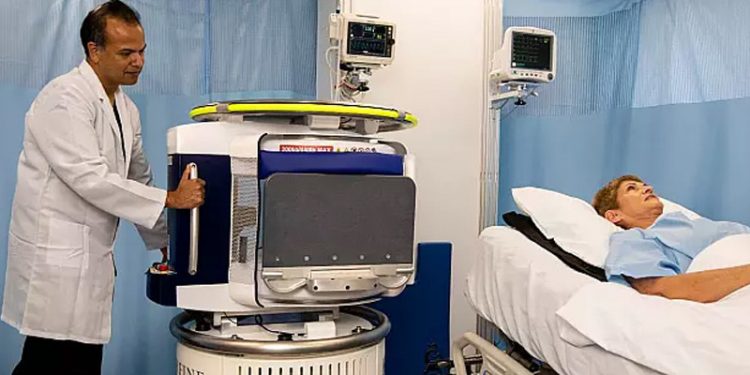 İngiltere’de 6,7 milyon kişi hastanelerde tedavi olmak için sırada bekliyor