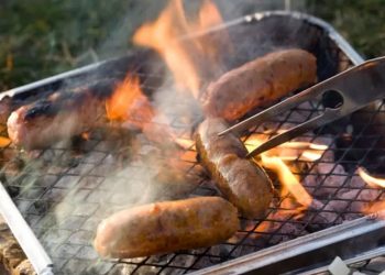 İngiltere’de bazı süpermarketler yüksek hava sıcaklıkları nedeniyle tek kullanımlık mangal satışını durdurdu