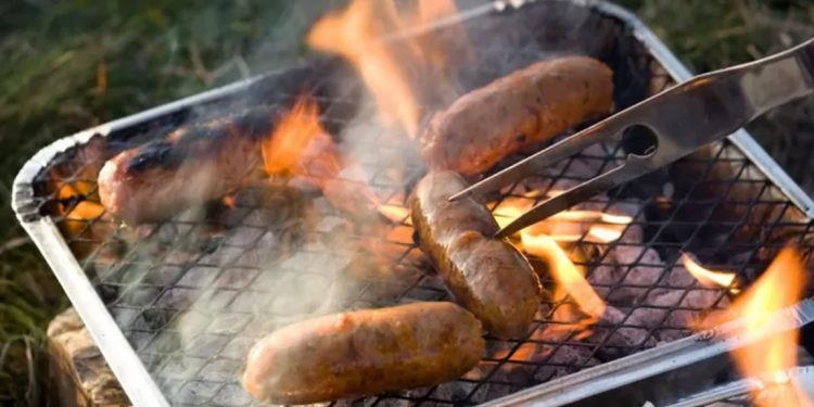 İngiltere’de bazı süpermarketler yüksek hava sıcaklıkları nedeniyle tek kullanımlık mangal satışını durdurdu