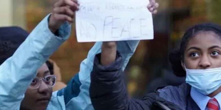 İngiltere'de çocuklara yönelik çıplak aramaların neredeyse dörtte biri 'yasalara aykırı bir şekilde yapıldı'