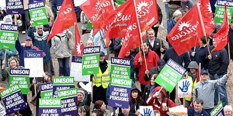 İngiltere'de milyonlarca kamu çalışanı 50 yıl sonra en büyük greve hazırlanıyor