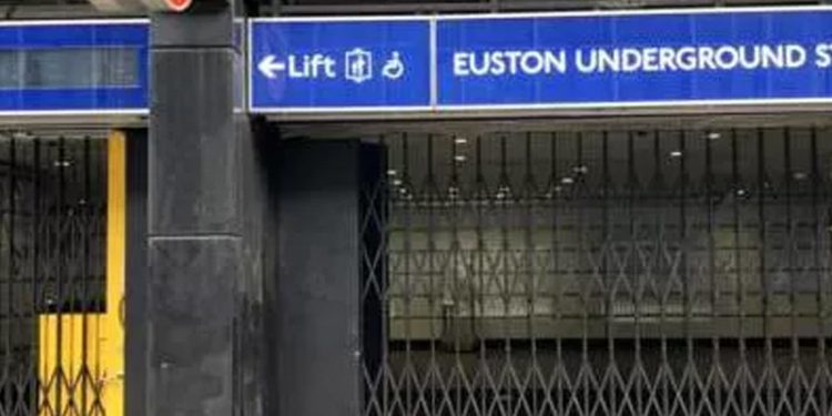 İngiltere'de toplu taşıma sektöründe on binlerce işçi grevde: 'Ücretlerimiz en az enflasyon oranında artmalı'