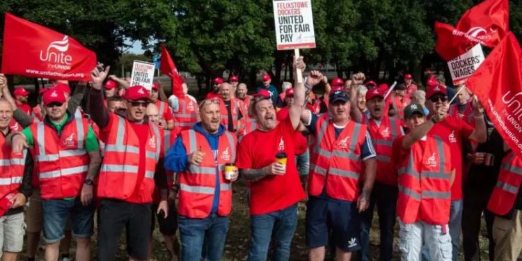 İngiltere'nin en büyük konteyner limanının işçileri 8 günlük greve başladı