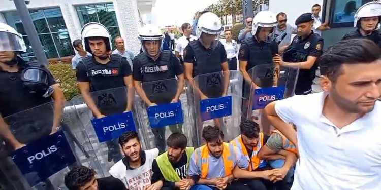 İnşaat işçileri ve gazeteci Zeynep Kuray darp edilerek gözaltına alındı