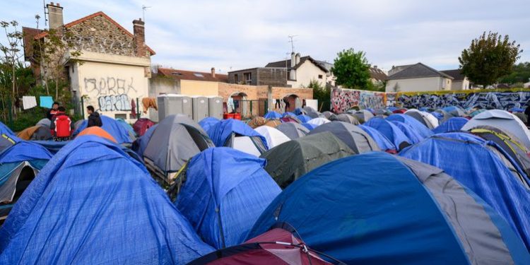 İnsani yardım dernekleri: Fransa, sığınmacıları kötü koşullara mahkum ederek ülkeyi terk etmeye zorluyor