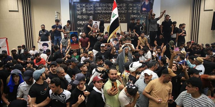 Irak'taki Şii lider Sadr, destekçilerini Meclis binasından ayrılmaya çağırdı