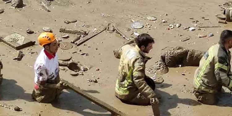 İran'da şiddetli yağışlarla oluşan sellerde can kaybı 76'ya yükseldi