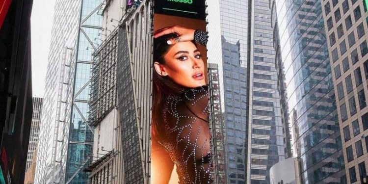 Isparta'da konseri iptal edilen Melek Mosso Times Meydanı'nda