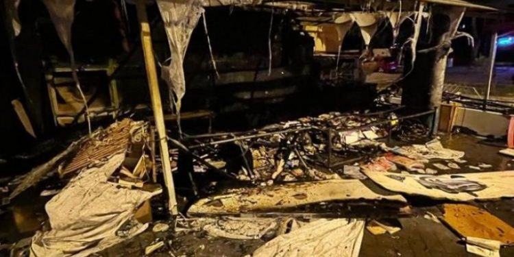 İstanbul'da kitapçı dükkanını ateşe verdi