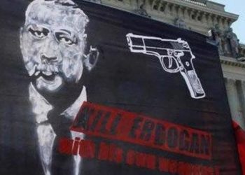 İsvi&ccedil;re'de 'Erdoğan&rsquo;ı &ouml;ld&uuml;r&uuml;n' pankartı davasında beraat kararı