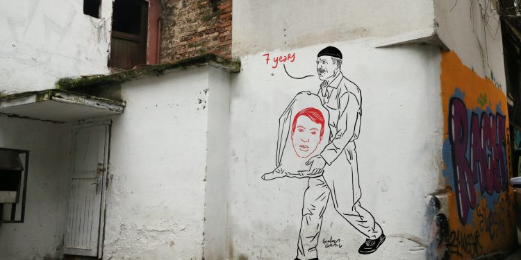 İtalyan karikatürist, oğlunun cenazesini 7 yıl sonra torba içinde alan babayı çizdi