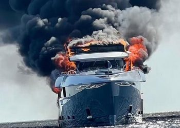 İtalyan milyarderin 20 milyon sterlinlik süper yatı İbiza açıklarında yandı