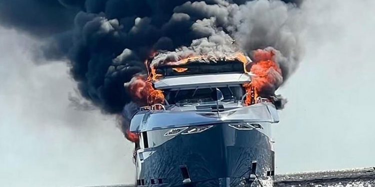 İtalyan milyarderin 20 milyon sterlinlik süper yatı   İbiza açıklarında yandı