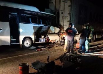 İzmir'de servis minibüsüyle tır çarpıştı: 2 ölü