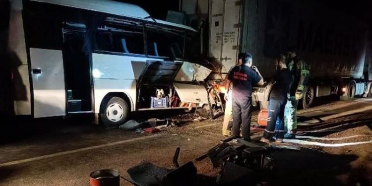 İzmir'de servis minibüsüyle tır çarpıştı: 2 ölü