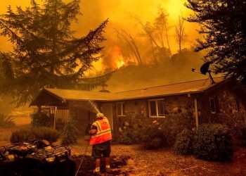 Kaliforniya’da yılın en büyük yangını, Kentucky’de sel