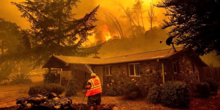 Kaliforniya’da yılın en büyük yangını, Kentucky’de sel