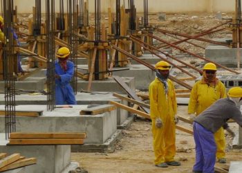 Katar, maaşları zamanında ödenmediği için protesto gösterisi düzenleyen göçmen işçileri sınır dışı etti