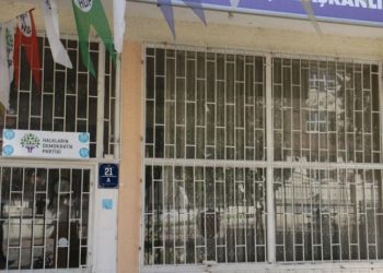 Keçiören'de HDP'ye saldırı: Aysel Tuğluk'un fotoğraflarını aldılar