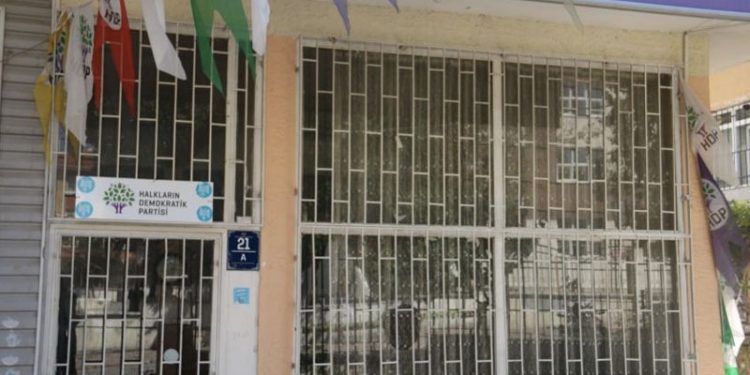 Keçiören'de HDP'ye saldırı: Aysel Tuğluk'un fotoğraflarını aldılar