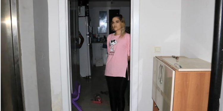 Kirayı geciktiren kiracısının çelik kapısını çaldı