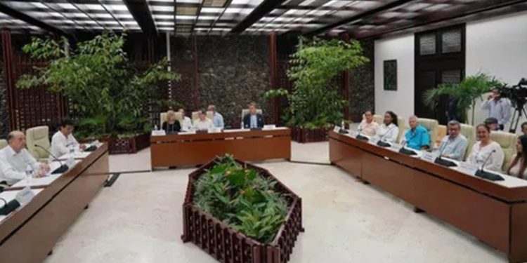 Kolombiya hükümeti ve ELN müzakerecileri barış görüşmelerine başladı