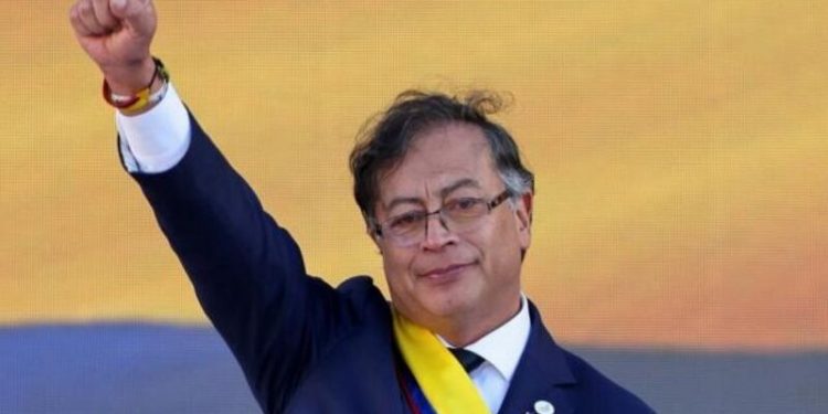 Kolombiya'nın ilk solcu lideri yemin ederek görevine başladı