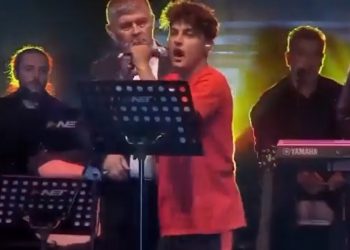 Konya’da sahneye fırlayan genç ‘Konya uyan artık, AKP’ye oy verme’ diye bağırdı