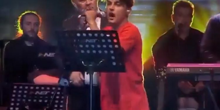 Konya’da sahneye fırlayan genç ‘Konya uyan artık, AKP’ye oy verme’ diye bağırdı