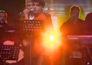 Konya'da sahneye fırlayarak 'Konya uyan artık, AK Parti’ye oy verme' diyen genç; dövülüp gözaltına alınmış