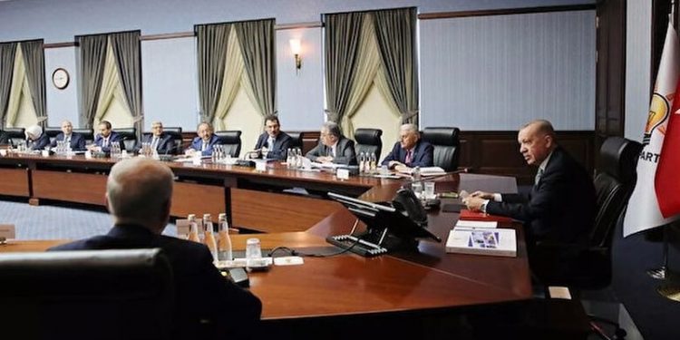 Kulis: Erdoğan ‘olağanüstü’ toplantıda mitinglerdeki katılımı beğenmediği için partiye ayar verdi