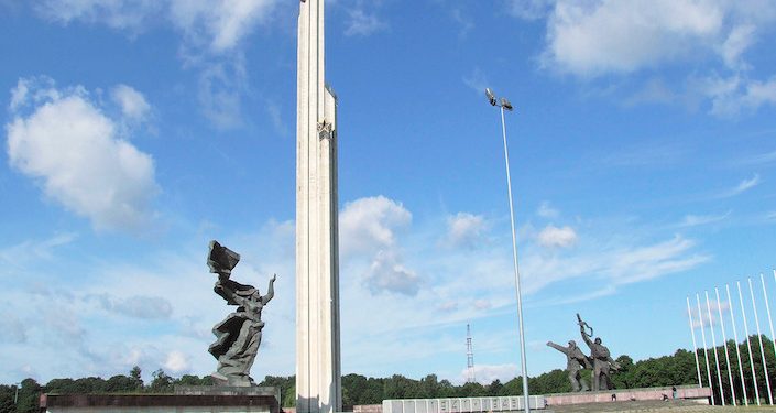 Letonya, Sovyetler zamanından kalma 80 metre yüksekliğindeki zafer anıtını yıktı