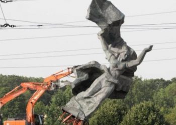Letonya'da Nazi işgalinden kurtuluş anıtının yıkılmasını protesto edenlere polis saldırısı