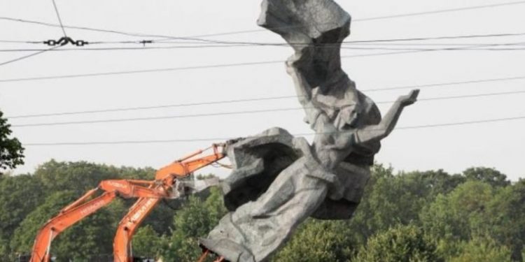 Letonya'da Nazi işgalinden kurtuluş anıtının yıkılmasını protesto edenlere polis saldırısı