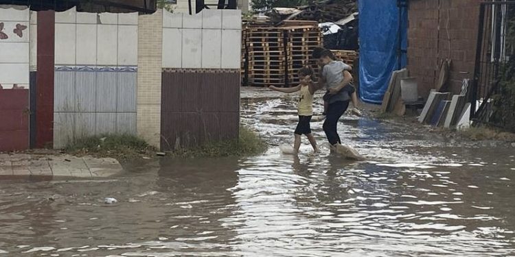 Manisa'da dolu ve sağanak etkili oldu