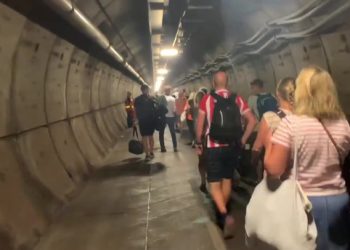 Manş tünelinde tren bozuldu, yolcular saatlerce mahsur kaldı