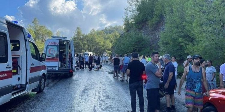 Marmaris'te turistleri taşıyan safari aracı devrildi: Ölü ve yaralılar var