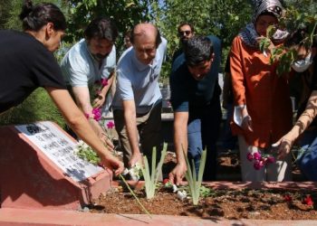 Mehmet Emin Yalçınkaya mezarı başında anıldı