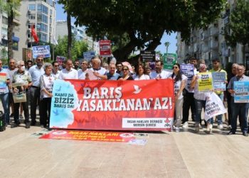 Mersin’de konser yasağı protesto edildi
