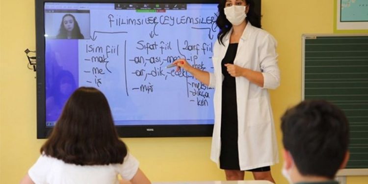 Milli Eğitim Müdürlüğü'nden kadın öğretmenlerin kıyafetlerine ilişkin talimat