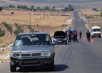 Motor alev alınca araçlarından inen aileye otomobil çarptı: 2 ölü, 4 yaralı