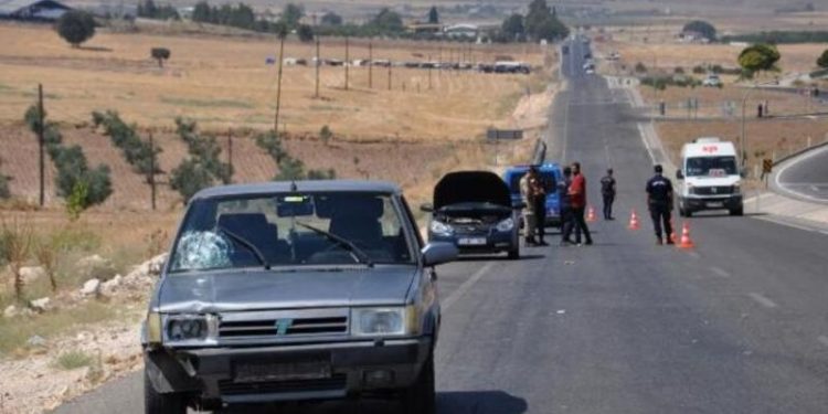 Motor alev alınca araçlarından inen aileye otomobil çarptı: 2 ölü, 4 yaralı