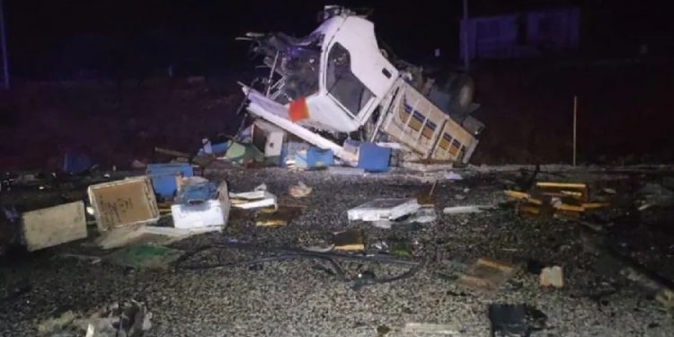 Muğla’da arı yüklü kamyonla otomobil çarpıştı: 5 ölü, 3 yaralı