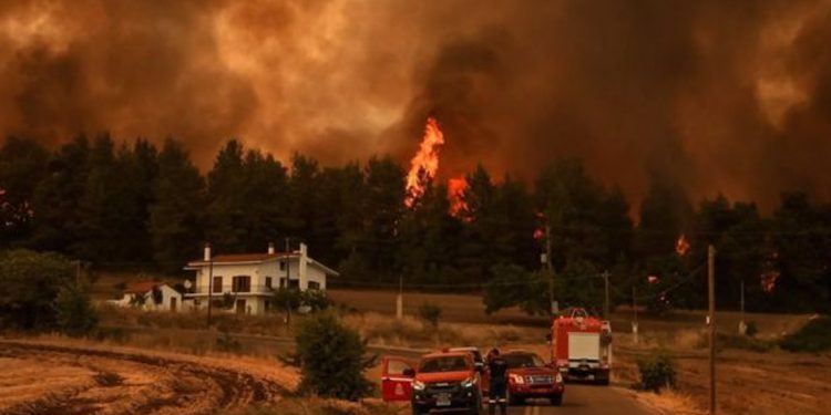 NATO, Yunanistan'daki yangınlarla mücadele için uçak ve helikopter yolladı