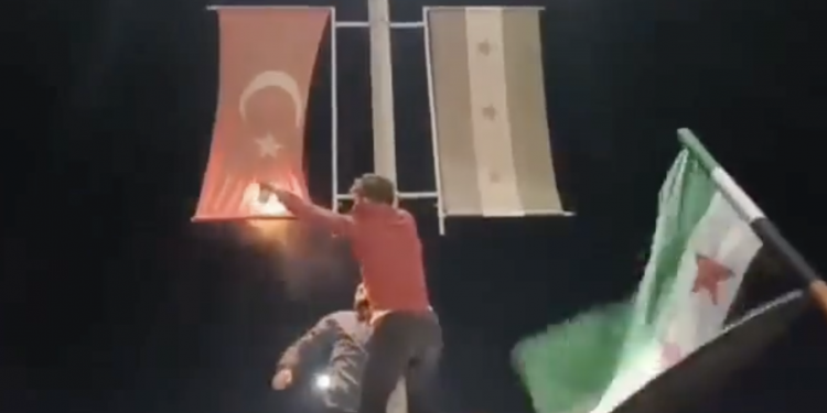 ÖSO’dan Türkiye’ye ‘rejimle barıştıracağız’ tepkisi: Türk bayrağı yakıldı, TSK araçları taşlandı